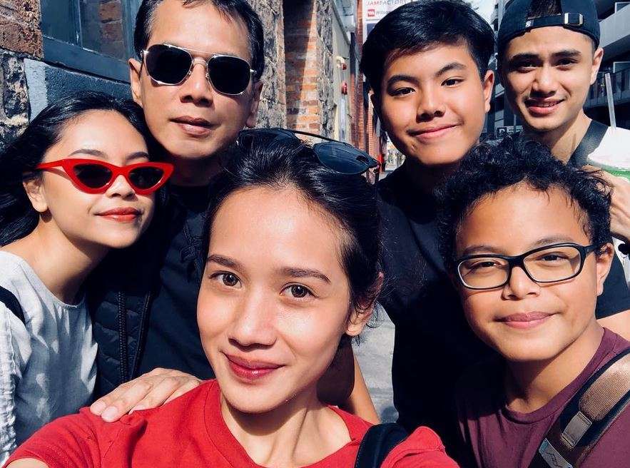 5 Potret Kekompakan Ibu Tiri dan Anak Bak Kakak Beradik