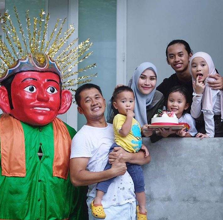 5 Potret Kekompakan Ibu Tiri dan Anak Bak Kakak Beradik
