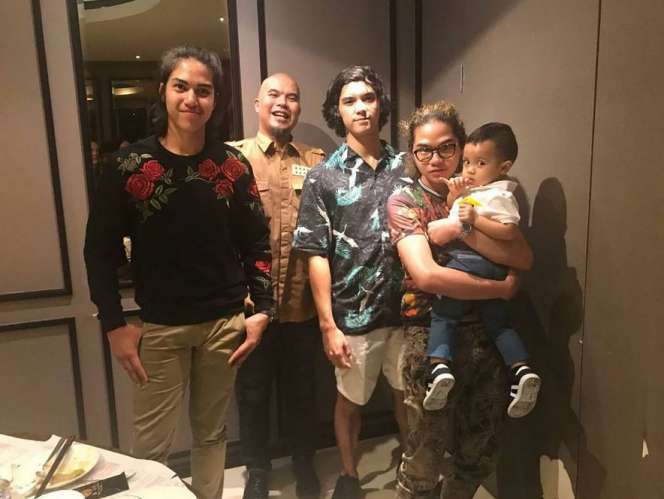 5 Potret Kekompakan Ibu Tiri dan Anak Bak Kakak Beradik