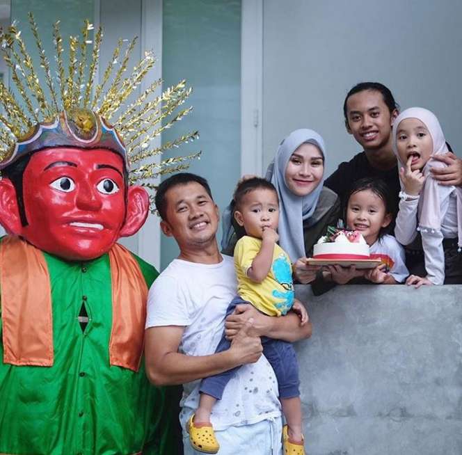 5 Potret Kekompakan Ibu Tiri dan Anak Bak Kakak Beradik