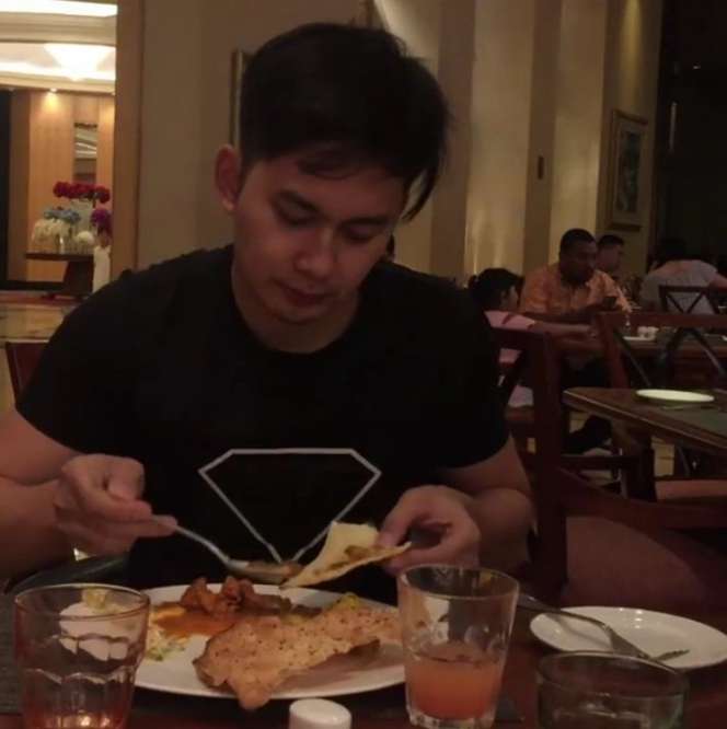 Gaya Makan Kiki Farrel, dari Nasi Bungkus Hingga Menu Restoran