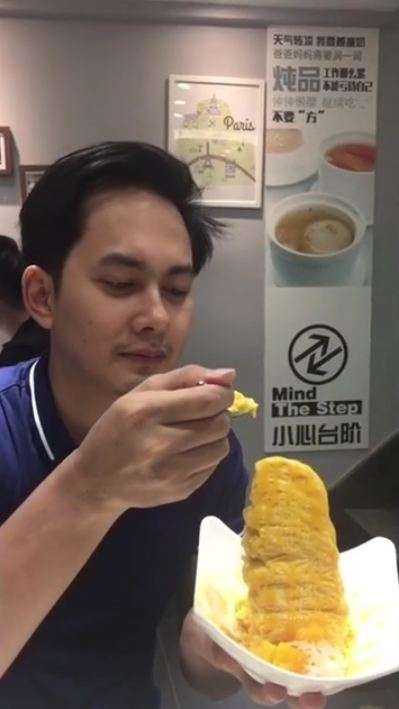 Gaya Makan Kiki Farrel, dari Nasi Bungkus Hingga Menu Restoran
