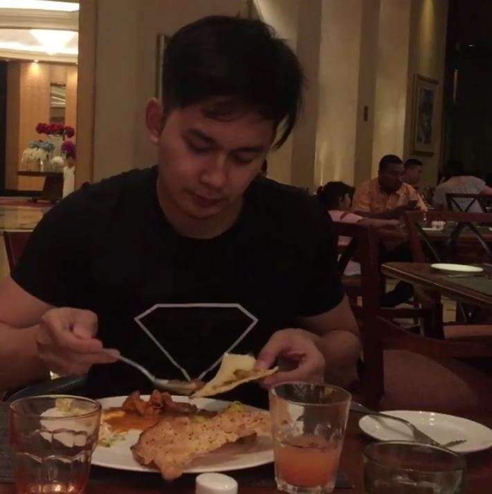 Gaya Makan Kiki Farrel, dari Nasi Bungkus Hingga Menu Restoran