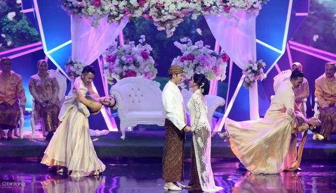 Dewi Perssik dan Angga Wijaya Gelar Resepsi Romantis
