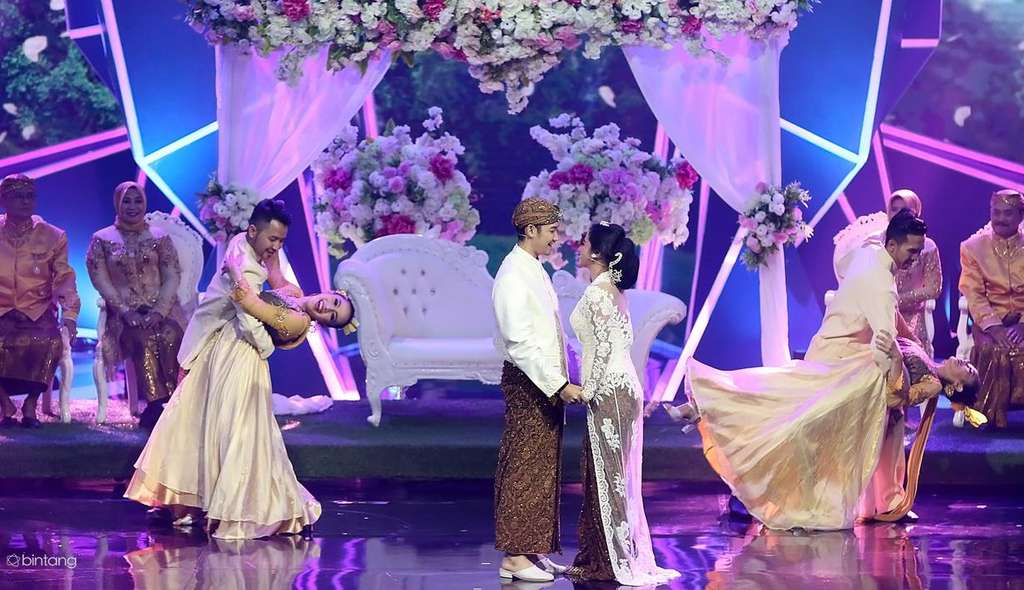 Dewi Perssik dan Angga Wijaya Gelar Resepsi Romantis