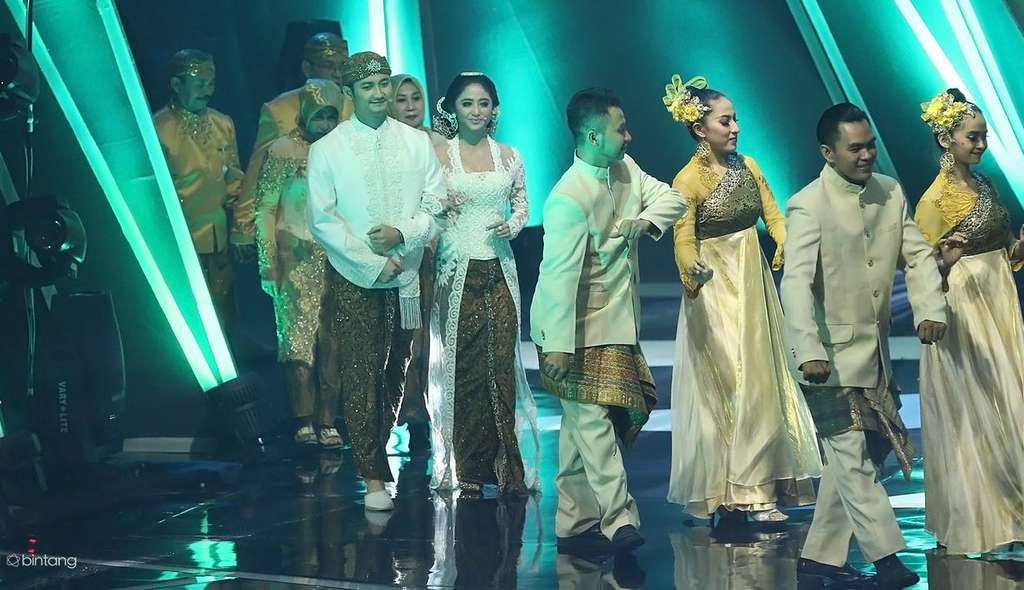 Dewi Perssik dan Angga Wijaya Gelar Resepsi Romantis