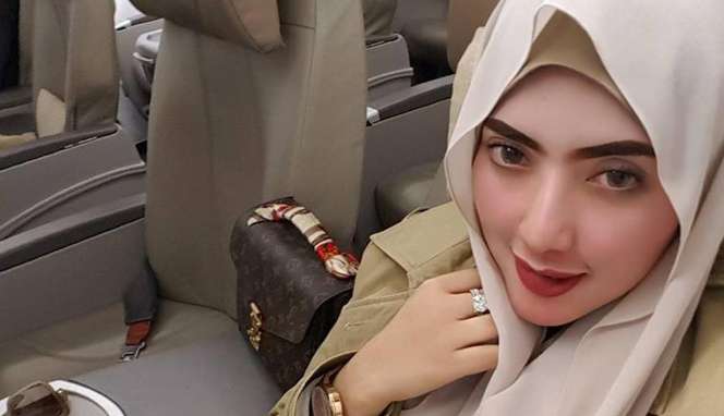 Cantiknya Yulia Mochamad, Wanita yang Disebut Istri ke-3 Opick