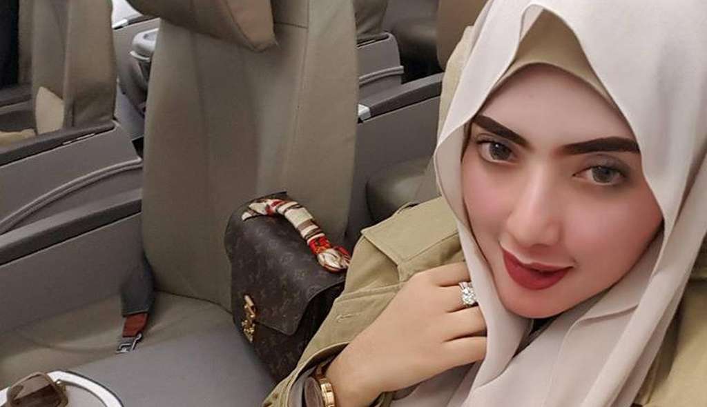 Cantiknya Yulia Mochamad, Wanita yang Disebut Istri ke-3 Opick