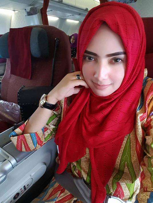 Cantiknya Yulia Mochamad, Wanita yang Disebut Istri ke-3 Opick