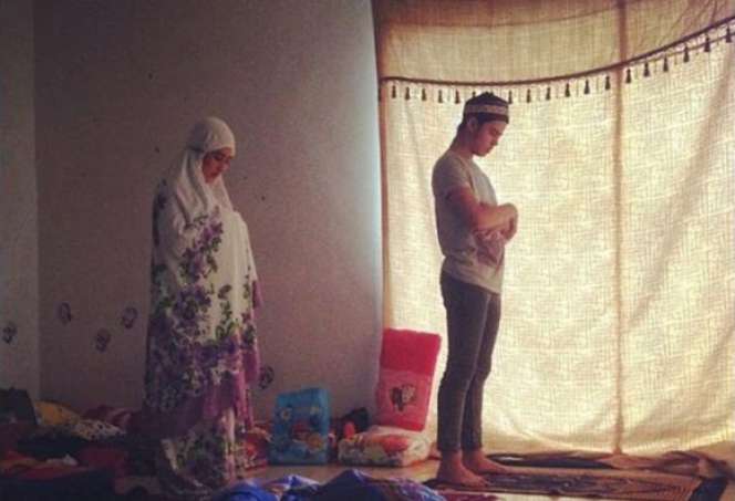 Subhanallah, 5 Seleb Ini Sempatkan Salat di Lokasi Syuting