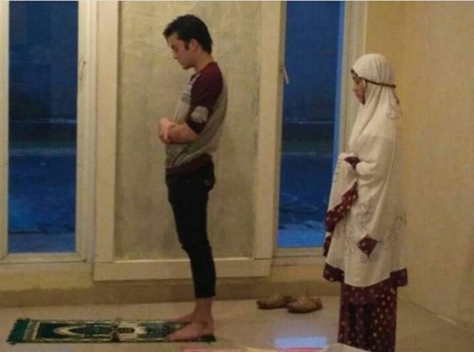 Subhanallah, 5 Seleb Ini Sempatkan Salat di Lokasi Syuting