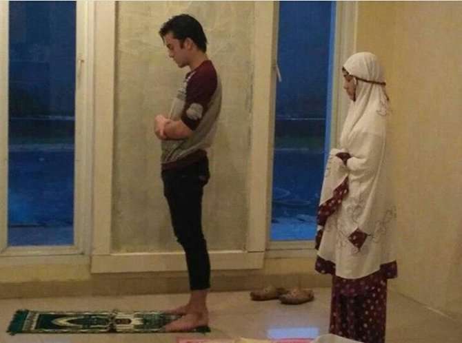 Subhanallah, 5 Seleb Ini Sempatkan Salat di Lokasi Syuting