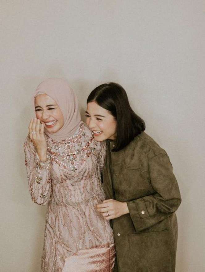 Meski Beda Agama, 6 Persahabatan Seleb Ini Bikin Adem