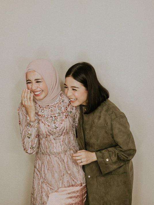 Meski Beda Agama, 6 Persahabatan Seleb Ini Bikin Adem