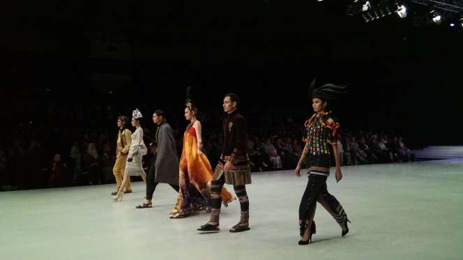 Tiga Budaya Nusantara Warnai Indonesia Fashion Week 2018