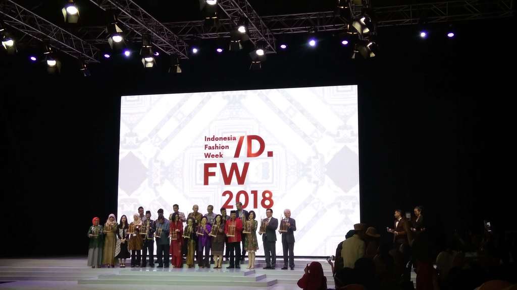 Tiga Budaya Nusantara Warnai Indonesia Fashion Week 2018