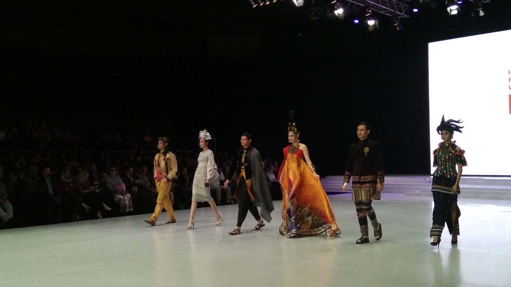 Tiga Budaya Nusantara Warnai Indonesia Fashion Week 2018