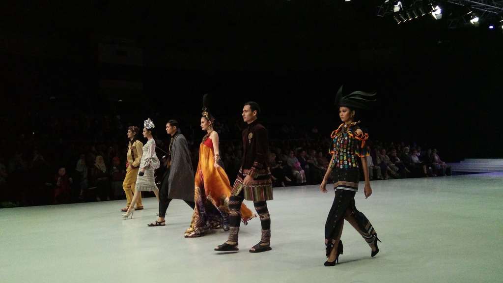 Tiga Budaya Nusantara Warnai Indonesia Fashion Week 2018