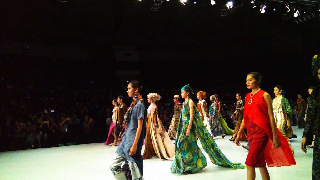 Tiga Budaya Nusantara Warnai Indonesia Fashion Week 2018