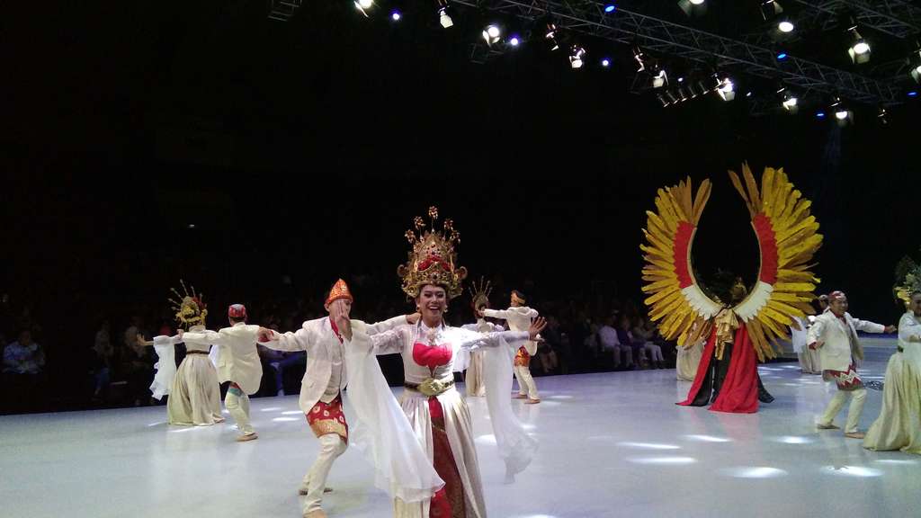 Tiga Budaya Nusantara Warnai Indonesia Fashion Week 2018