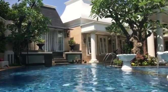 Penampakan Rumah Mewah Bak Istana Milik Andre Taulany