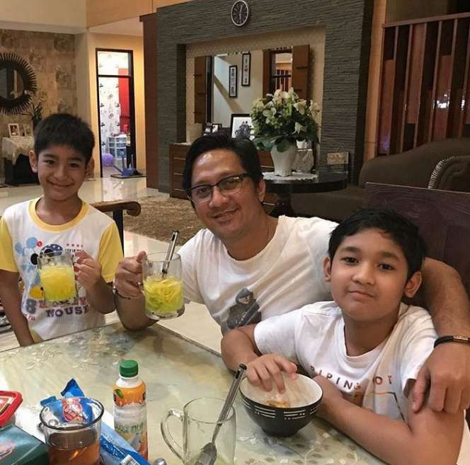 Penampakan Rumah Mewah Bak Istana Milik Andre Taulany