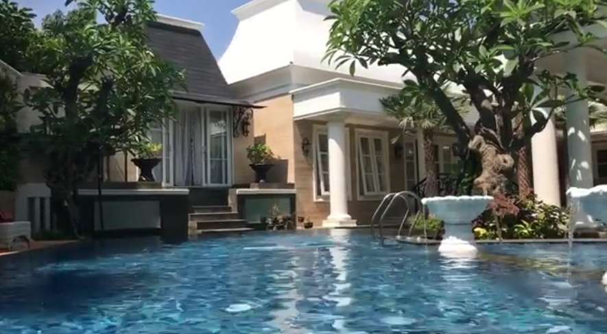 Penampakan Rumah Mewah Bak Istana Milik Andre Taulany