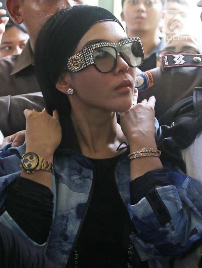 Syahrini Pakai Jam Tangan Rp20 Miliar di Sidang First Travel