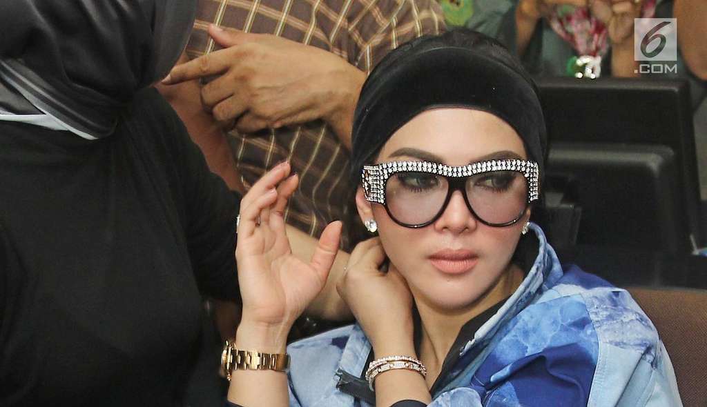 Syahrini Pakai Jam Tangan Rp20 Miliar di Sidang First Travel