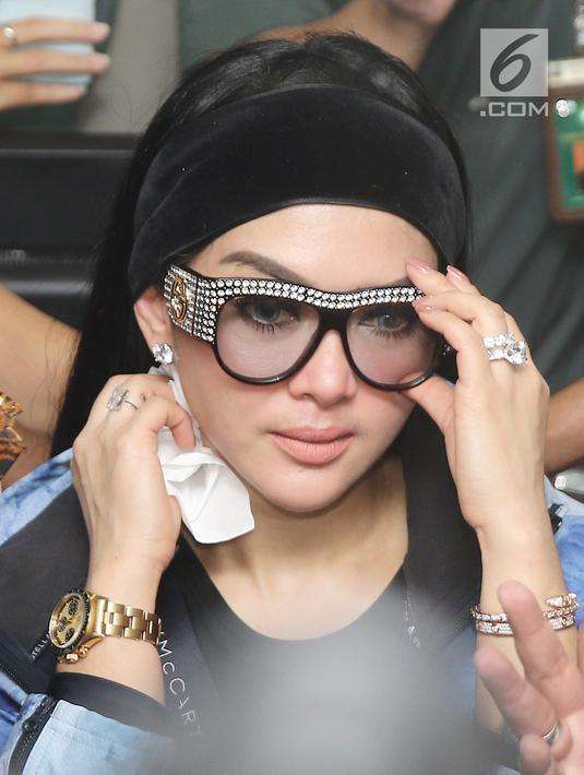 Syahrini Pakai Jam Tangan Rp20 Miliar di Sidang First Travel