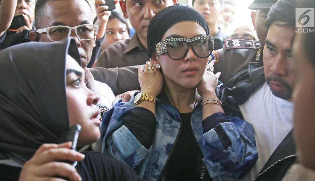 Syahrini Pakai Jam Tangan Rp20 Miliar di Sidang First Travel