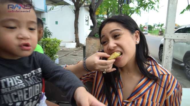 Beli Martabak Pinggir Jalan, Lihat yang Dinaiki Nagita Slavina