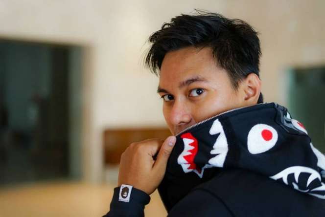 Eno, Pacar Mumuk Gomez yang Ganteng Banget