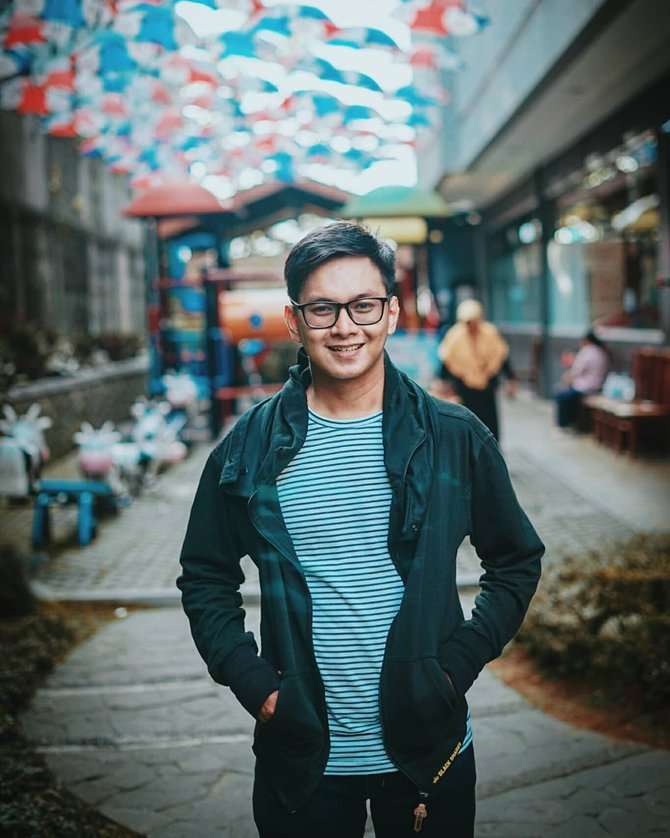 Eno, Pacar Mumuk Gomez yang Ganteng Banget