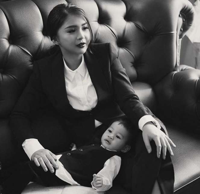 Gaya Unik Pemotretan Keluarga Putri Titian dan Junior Liem