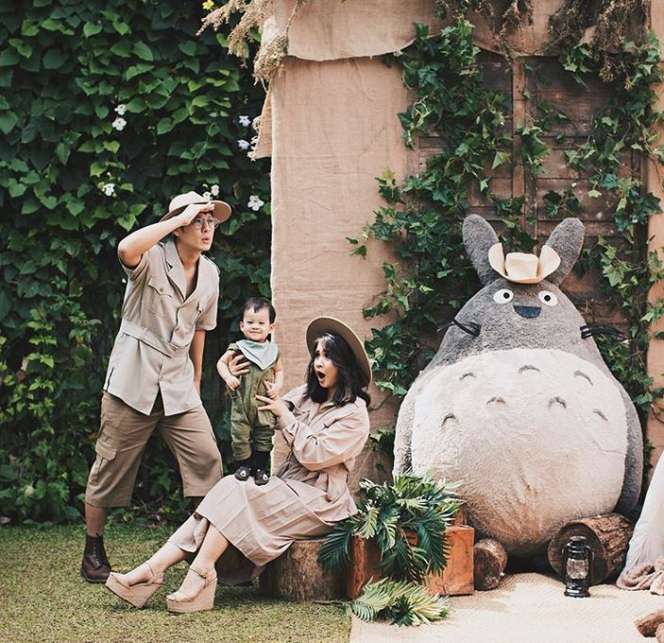 Gaya Unik Pemotretan Keluarga Putri Titian dan Junior Liem