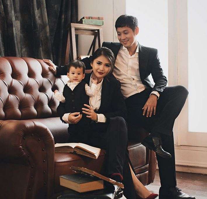 Gaya Unik Pemotretan Keluarga Putri Titian dan Junior Liem