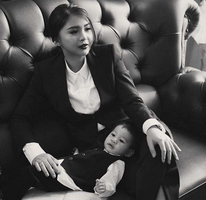 Gaya Unik Pemotretan Keluarga Putri Titian dan Junior Liem
