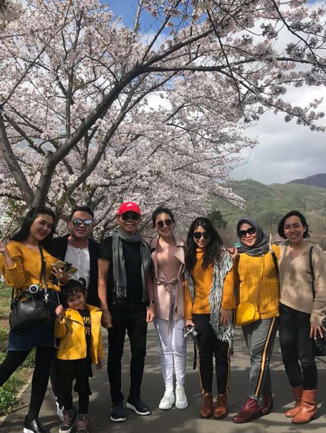 Keseruan Ayu Ting Ting dan Keluarga Liburan ke Jepang