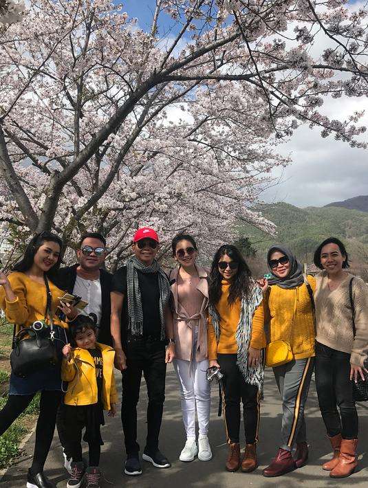 Keseruan Ayu Ting Ting dan Keluarga Liburan ke Jepang