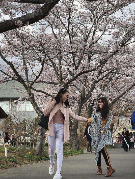 Keseruan Ayu Ting Ting dan Keluarga Liburan ke Jepang