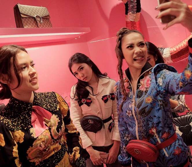 5 Seleb Tanah Air Pakai Tas Pinggang, Kece Banget