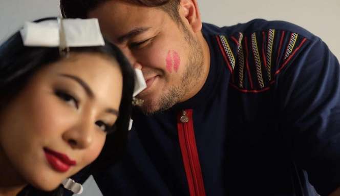 Ivan Gunawan Tampil Mesra dengan Model Asal Thailand