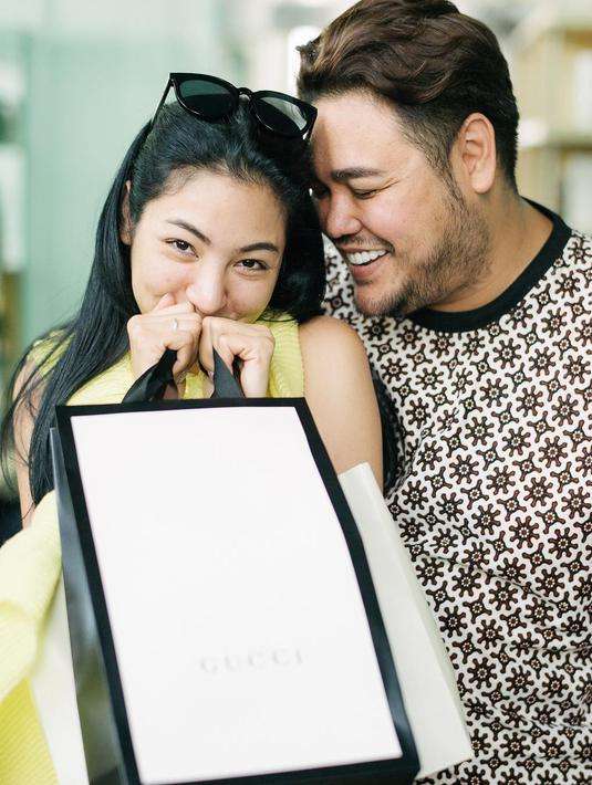 Ivan Gunawan Tampil Mesra dengan Model Asal Thailand