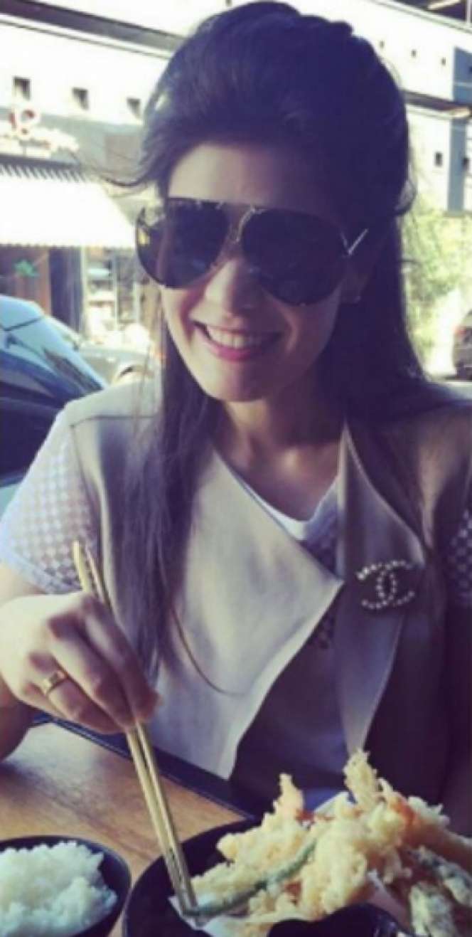 4 Seleb Cantik Ini Pakai Bros Mini Seharga Puluhan Juta