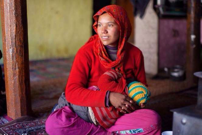 Potret Keperkasaan Para Ibu Pedalaman Mengasuh Buah Hati