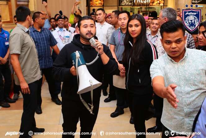 Pangeran Johor Bayar Belanjaan Pengunjung Mal Hingga Rp3,5 M