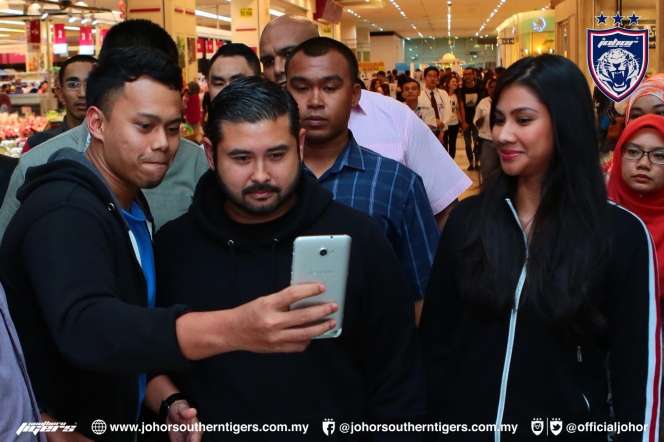 Pangeran Johor Bayar Belanjaan Pengunjung Mal Hingga Rp3,5 M
