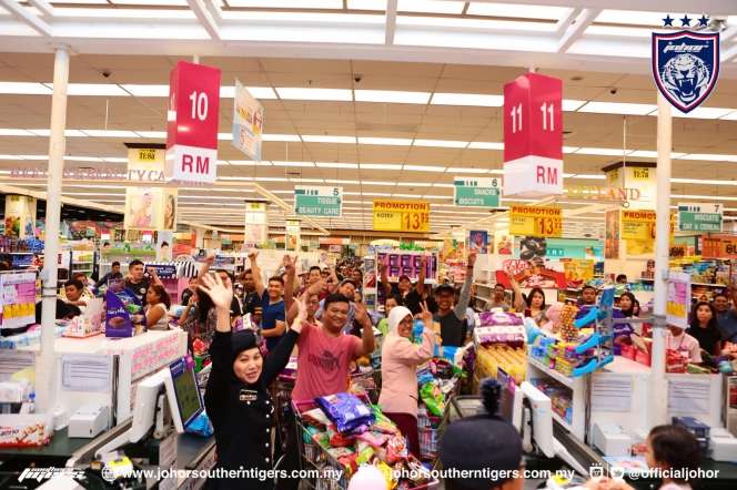 Pangeran Johor Bayar Belanjaan Pengunjung Mal Hingga Rp3,5 M