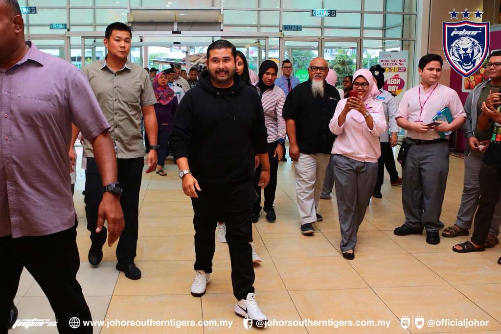 Pangeran Johor Bayar Belanjaan Pengunjung Mal Hingga Rp3,5 M